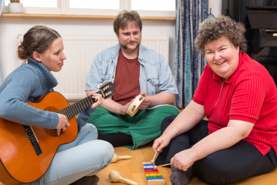 woman making a music therapy